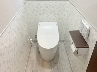 トイレリフォーム 清掃性とデザイン性を両立した明るいレストルーム